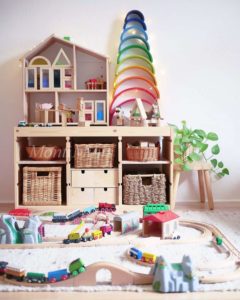 Montessori Zuhause: Auf seinem Regal mit 3,5 Jahren, Montessori Kinderzimmer, Waldorf Kinderzimmer, Spielideen, Montessori shelf, Montessori selbstgemacht | MontiMinis.com